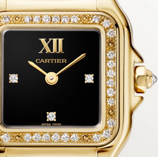 Cartier Panthère mit schwarzem diamantbesetztem Zifferblatt und goldenem Gehäuse, sowie einer diamantbesetzten Lünette vor weißem Hintergrund