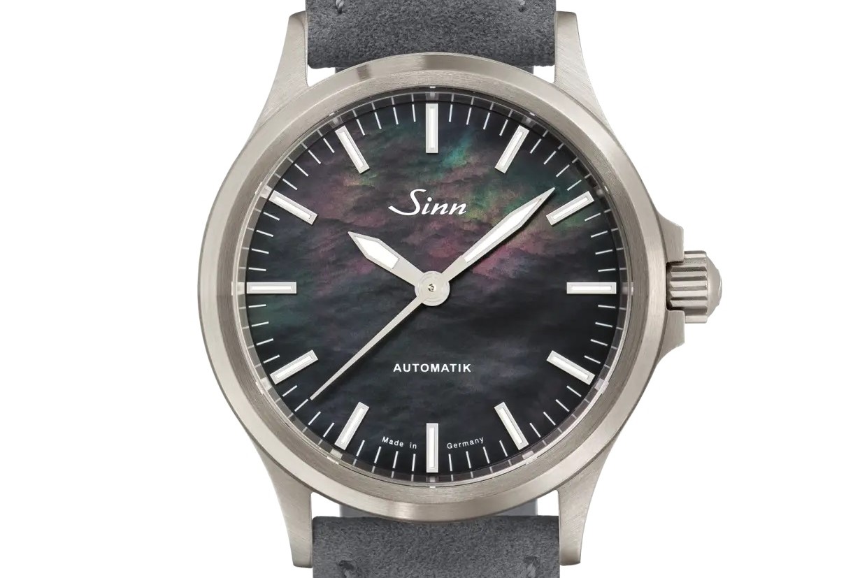 Sinn 556 Perlmutt S am Lederarmband vor weißem Hintergrund