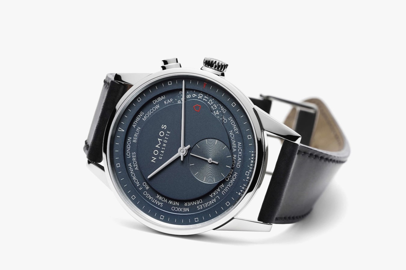 NOMOS Glashütte Zürich Weltzeit mit blauem Zifferblatt am Lederarmband vor weißem Hintergrund