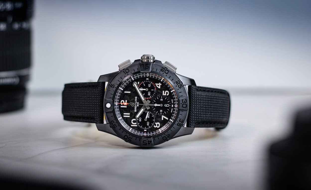 Breitling Avenger B01 Night Mission am Tisch liegend