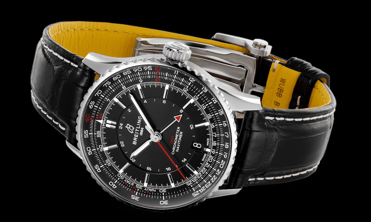 Breitling Navitimer 41 GMT liegend auf schwarzem Hintergrund