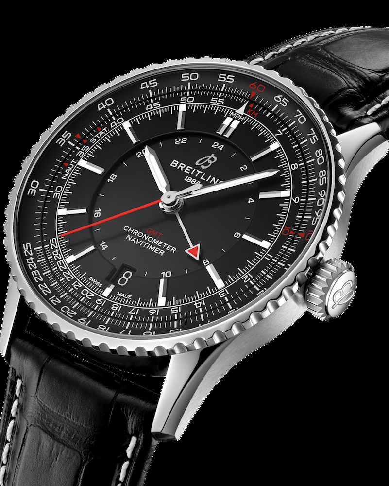 Breitling Navitimer 41 GMT auf schwarzem Hintergrund