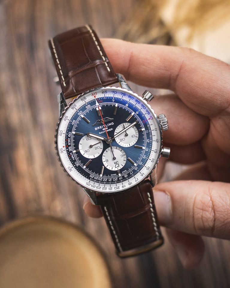 Breitling Navitimer mit blauem Zifferblatt in der Hand