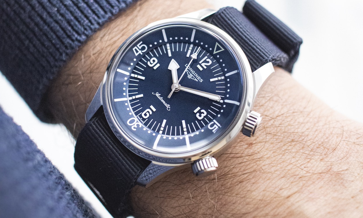 Longines Legend Diver mit blauem Zifferblatt am Handgelenk