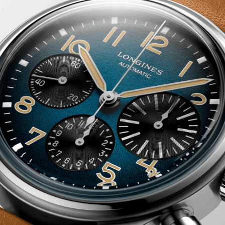 Nahaufnahme des petrolfarbenen Zifferblattes der Longines Heritage Avigation BigEye 41