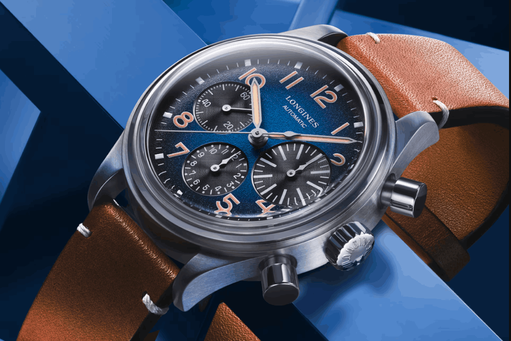 Longines Heritage Avigation BigEye 41 mit petrolfarbenem Zifferblatt am braunen Lederband abgebildet vor einem blauschwarzen Hintergrund