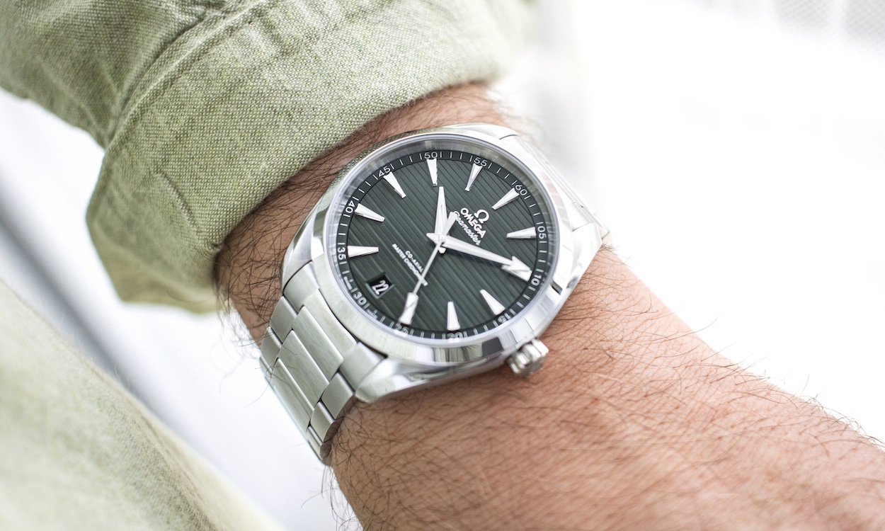 OMEGA Seamaster Aqua Terra mit grünem Zifferblatt am Handgelenk