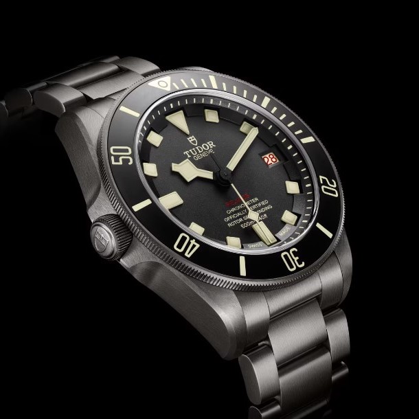 TUDOR Pelagos LHD am Titanarmband vor schwarzem Hintergrund