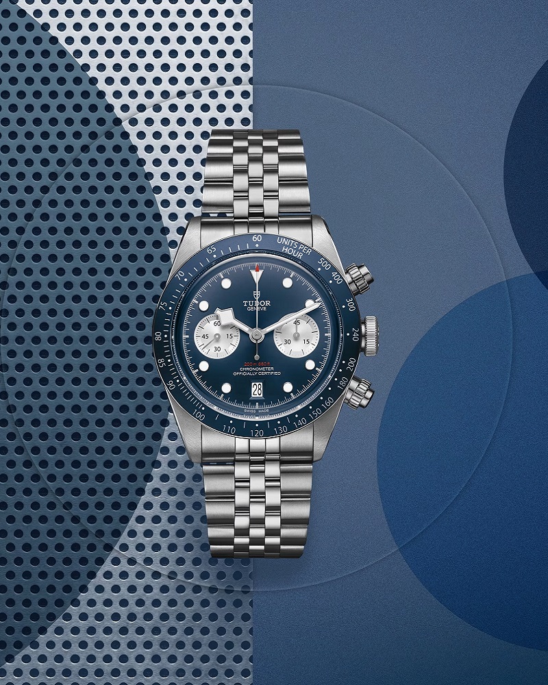 Frontansicht des neuen TUDOR Chronographen in blau.