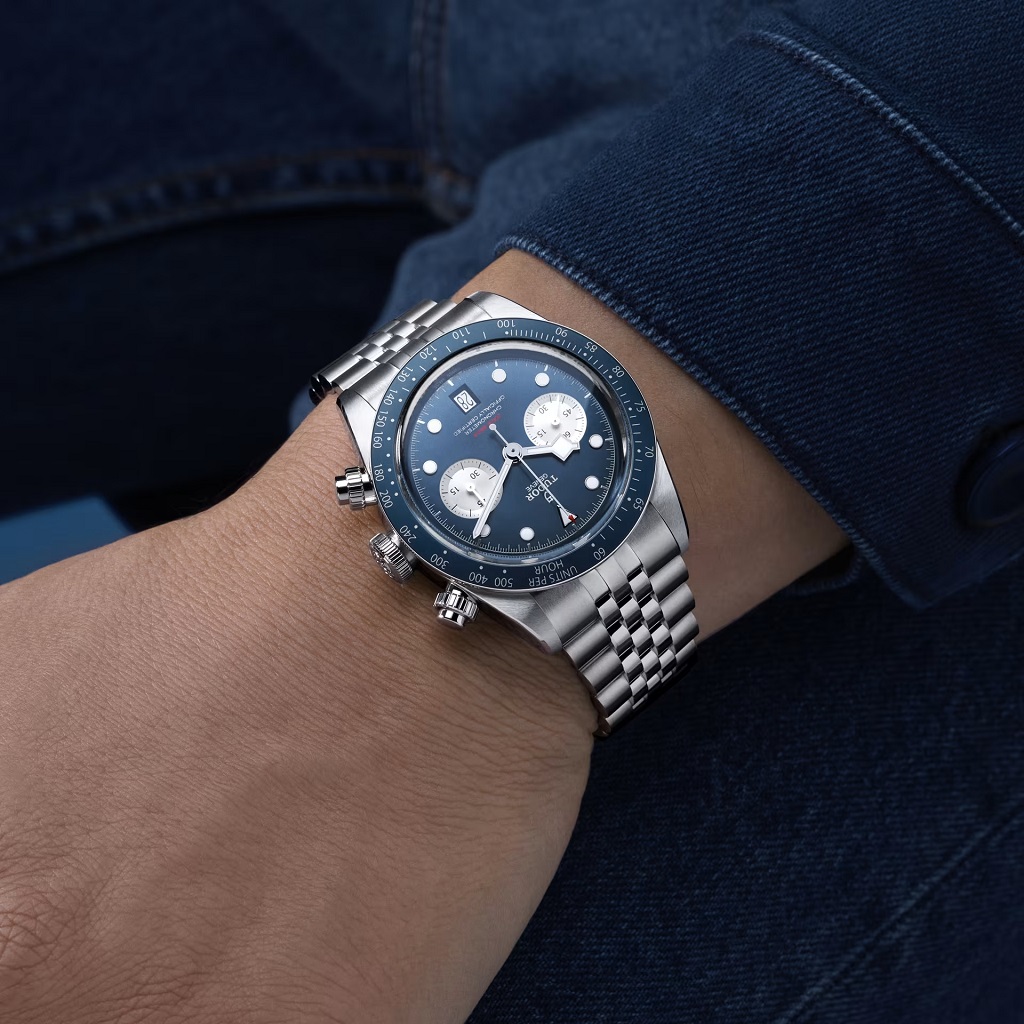 Die neue TUDOR Chronographen in blau auf dem Handgelenk eines Mannes.