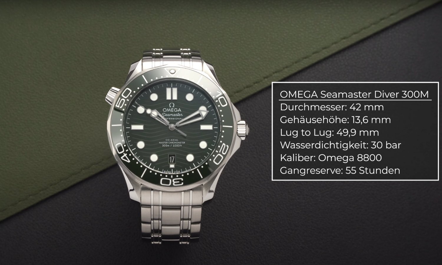 Die OMEGA Seamaster Diver 300M mit grünem Zifferblatt am Edelstahlarmband stehend vor schwarz grünem Hintergrund