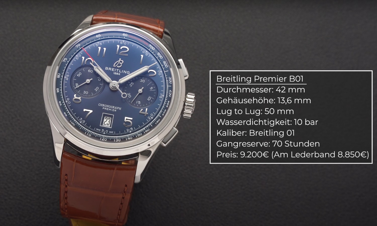 Die Breitling Premier B01 mit blauem Zifferblatt am braunen Lederarmband stehend vor dunkelgrauem Hintergrund