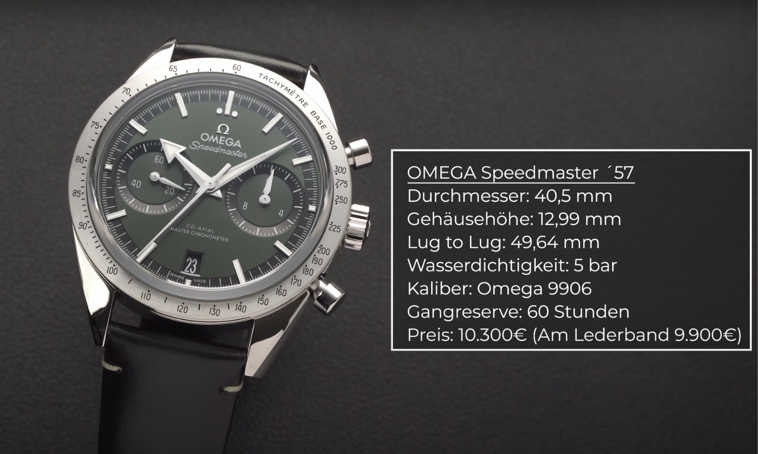 Die OMEGA Speedmaster '57 mit grünem Zifferblatt am Lederarmband stehend vor dunkelgrauem Hintergrund