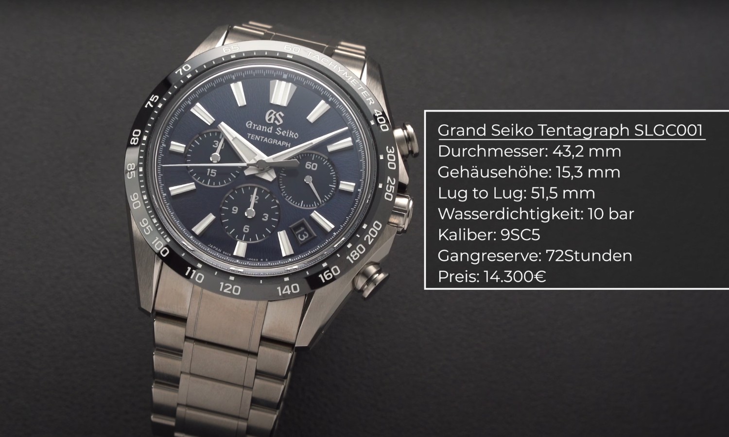 Der Grand Seiko Tentagraph mit blauem Zifferblatt am Edelstahlarmband stehend vor dunkelgrauem Hintergrund