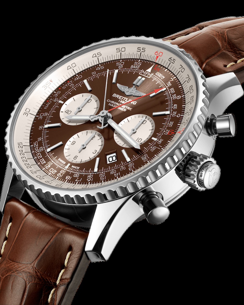 Breitling Navitimer 45 Rattrapante auf schwarzem Hintergrund