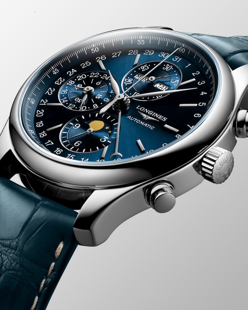 Longines Master Collection Chrono Moonphase auf grauem Hintergrund