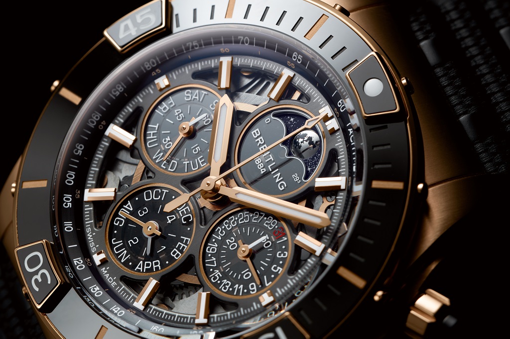 Detailansicht des Zifferblattes der Breitling Super Chronomat B19 44 Perpetual Calendar 140th Anniversary.