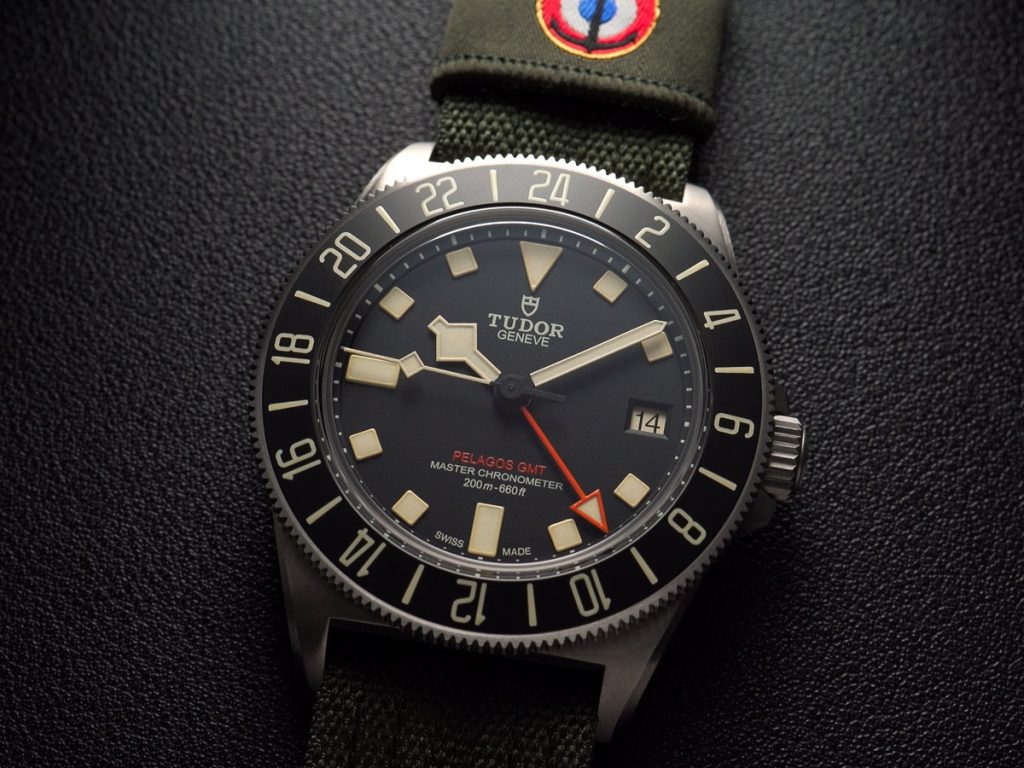 Blick auf das Zifferblatt der neuen TUDOR Pelagos FXD GMT.