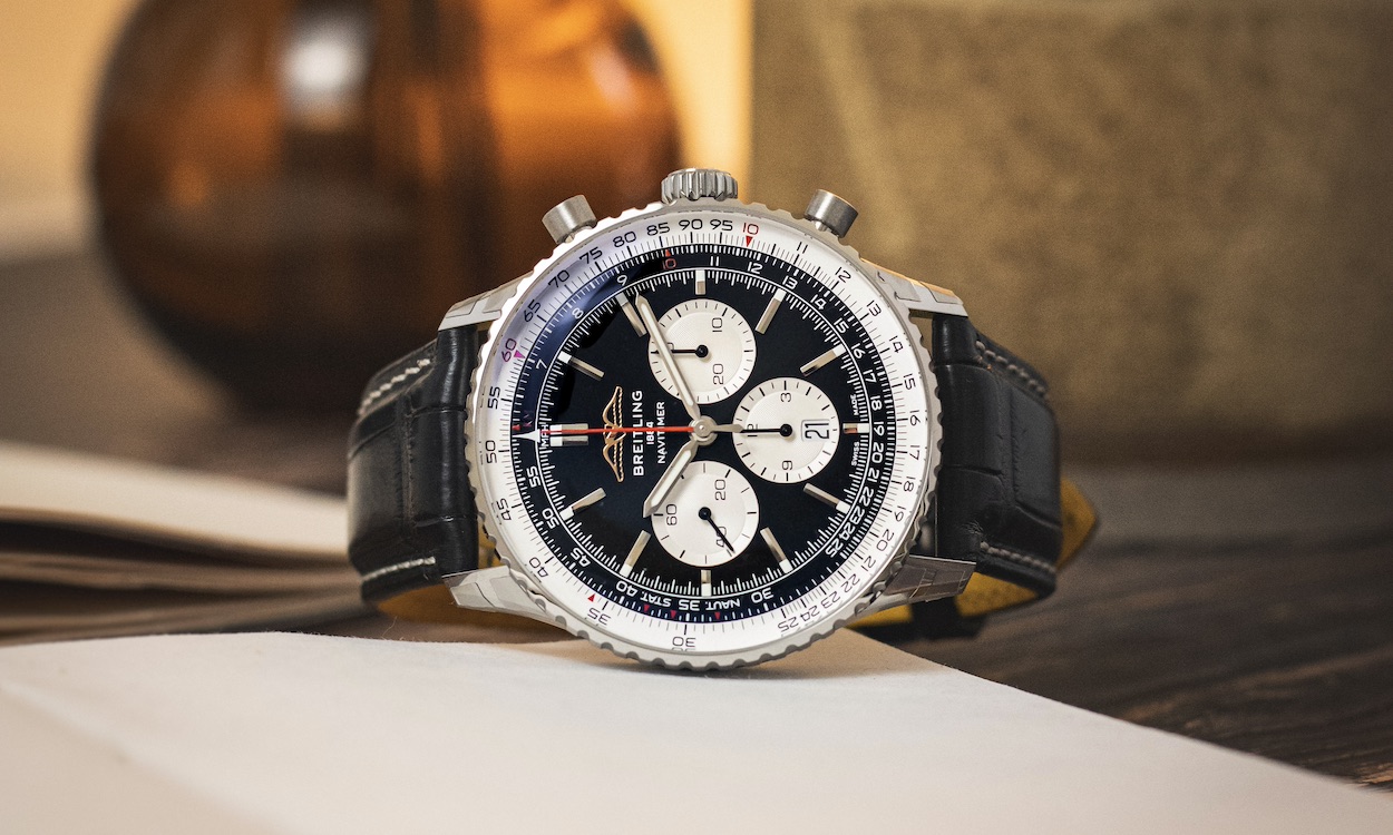 Breitling Navitimer B01 mit schwarzem Zifferblatt liegend auf Tisch