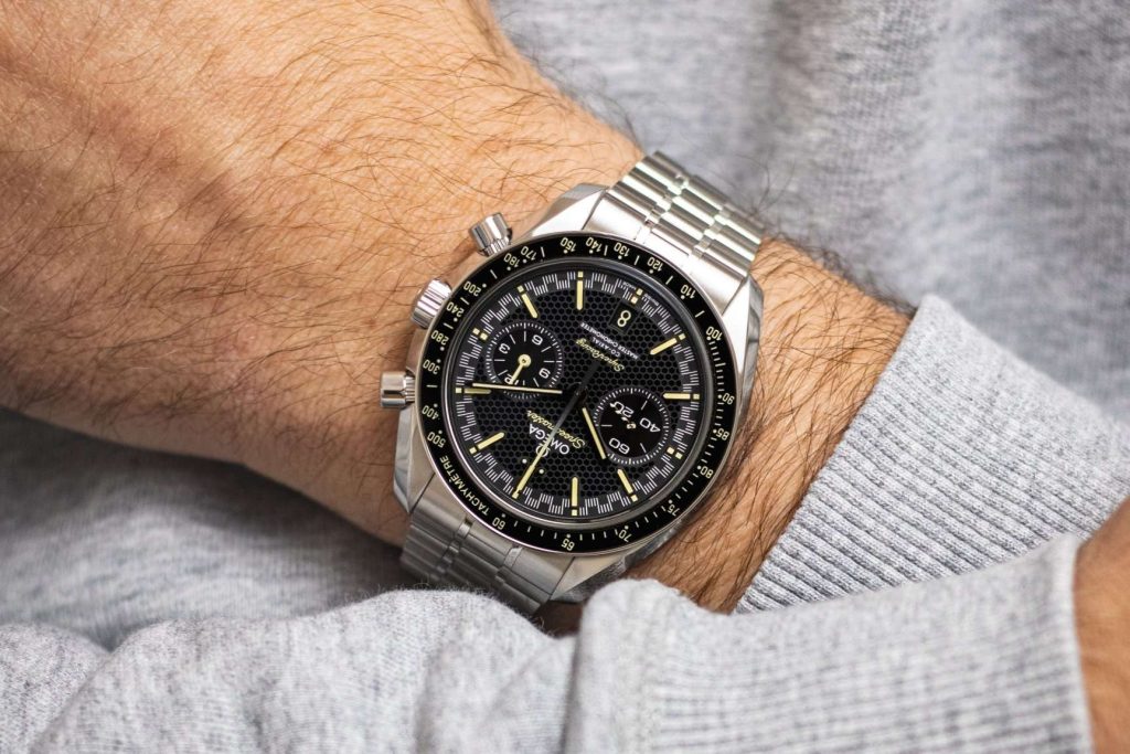 Omega Speedmaster Super Racing abgebildet an einem Handgelenk mit grauem Ärmel