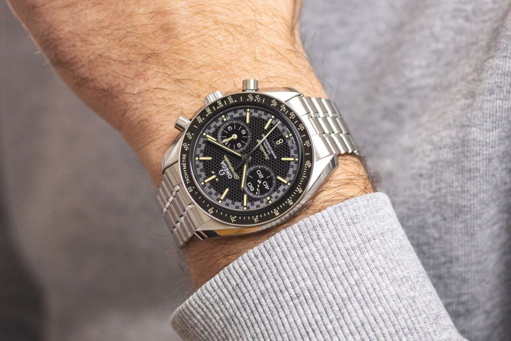 Omega Speedmaster Super Racing abgebildet an einem Handgelenk mit grauem Ärmel