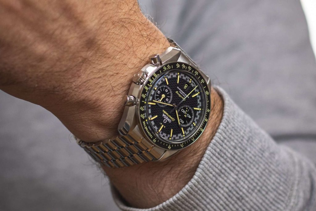 Omega Speedmaster Super Racing seitlich abgebildet an einem Handgelenk mit grauem Ärmel