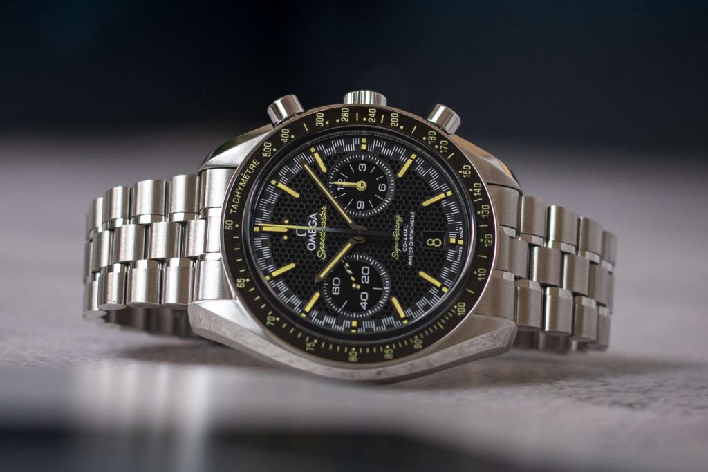 Omega Speedmaster Super Racing liegend auf weißem Untergrund mit schwarzen Schatten drumherum