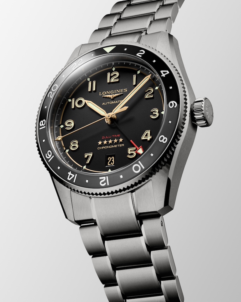 Longines Spirit Zulu Time Titanium auf grauem Hintergrund