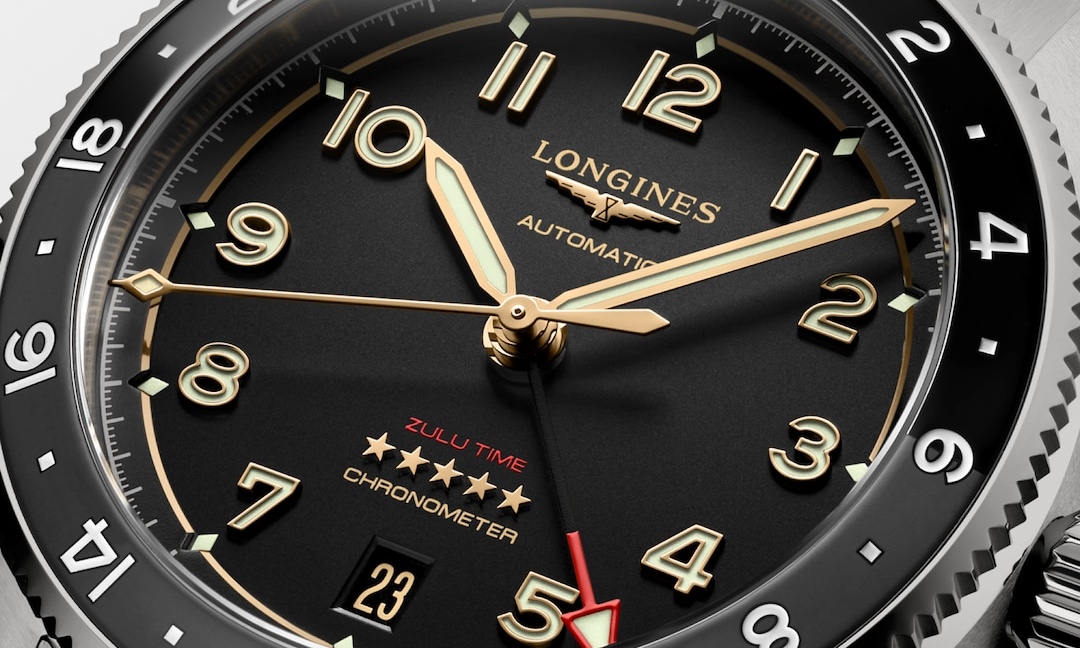 Longines Spirit Zulu Time Titanium mit schwarzem Zifferblatt und goldenen Indizes