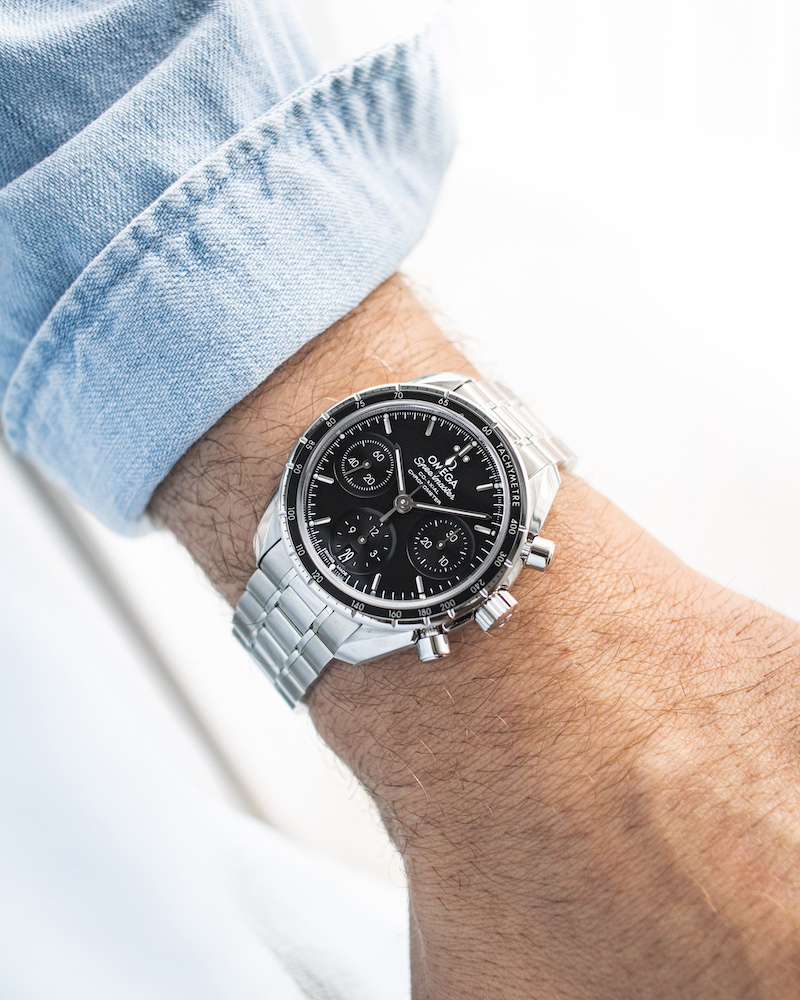 OMEGA Speedmaster 38 mit schwarzem Zifferblatt am Handgelenk