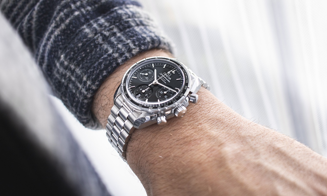 OMEGA Speedmaster 38 mit schwarzem Zifferblatt am Handgelenk