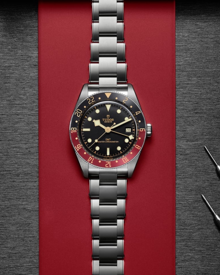 Tudor Black Bay 58 GMT auf grauem Untergrund