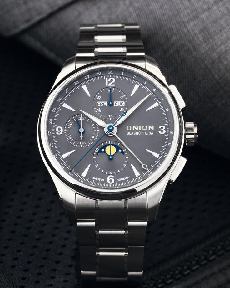 UNION Glashütte Belisar Chronograph Moon Phase Vorderseite auf schwarzem Untergrund