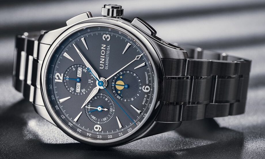 UNION Glashütte Belisar Chronograph Mondphase liegend auf grauem Untergrund