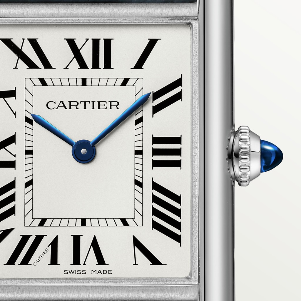 Eine Nahaufnahme des Zifferblattes der Cartier Tank Must SolarBeat.