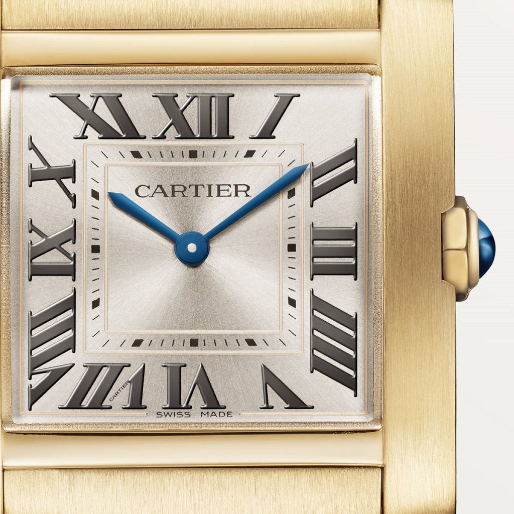 Nahaufnahme des silbernen Zifferblattes der Seitlicher Blick auf die goldene Cartier Tank Française.