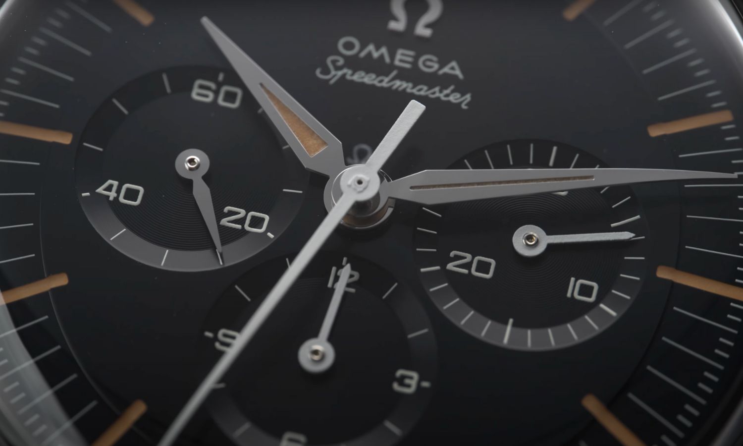 Nahaufnahme des Zifferblatts der OMEGA Speedmaster First OMEGA in Space