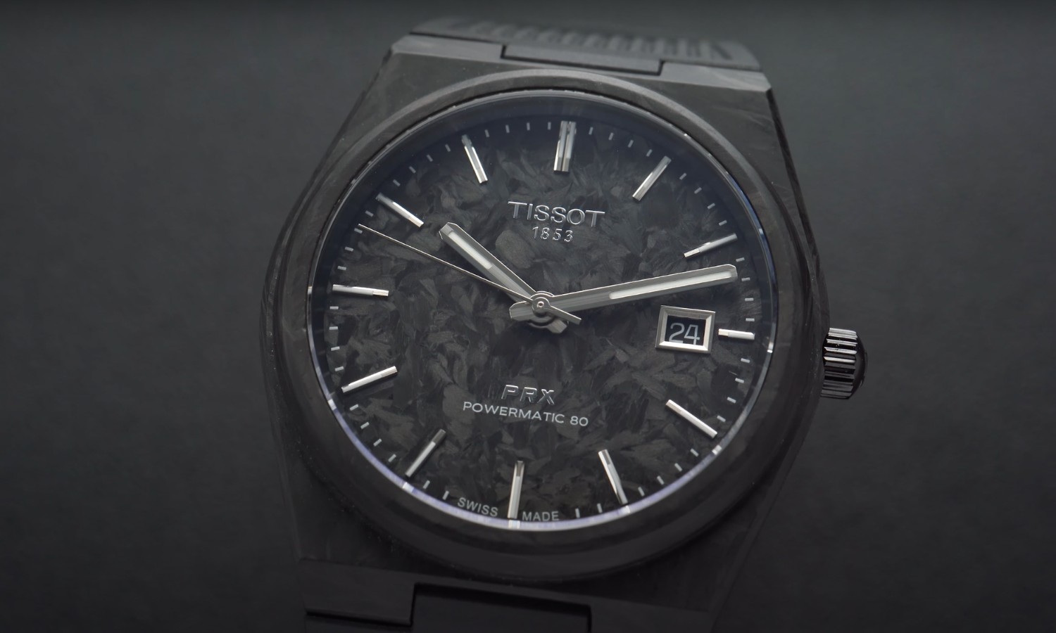 Nahaufnahme der Tissot PRX Carbon mit schwarzem Zifferblatt