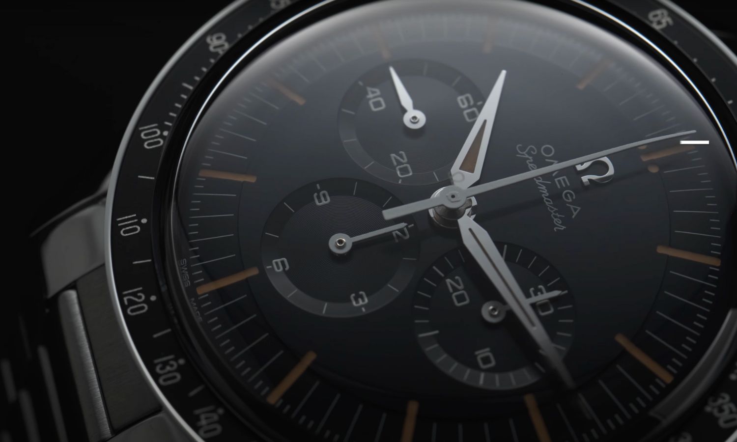 Nahaufnahme des Zifferblatts der OMEGA Speedmaster First OMEGA in Space