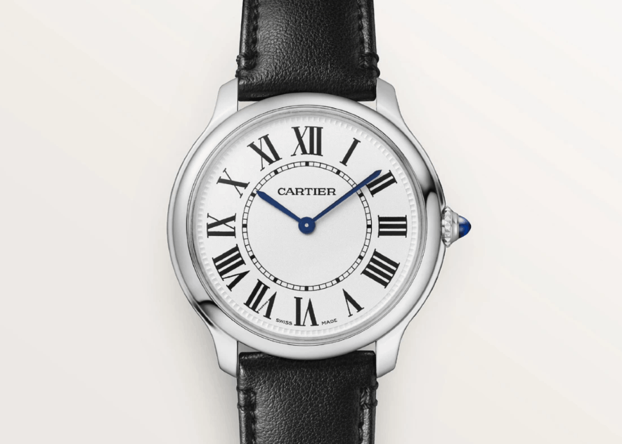 Cartier Ronde mit weißem Zifferblatt und schwarzem Lederarmband abgebildet vor einem weißen Hintergrund