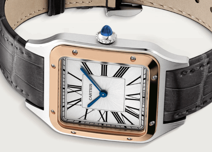 Cartier Santos-Dumont mit roségoldener Lünette am Lederarmband liegend vor weißem Hintergrund