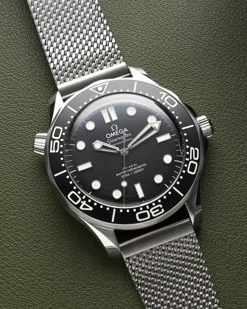 OMEGA Seamaster Diver 300 M liegend am Tisch