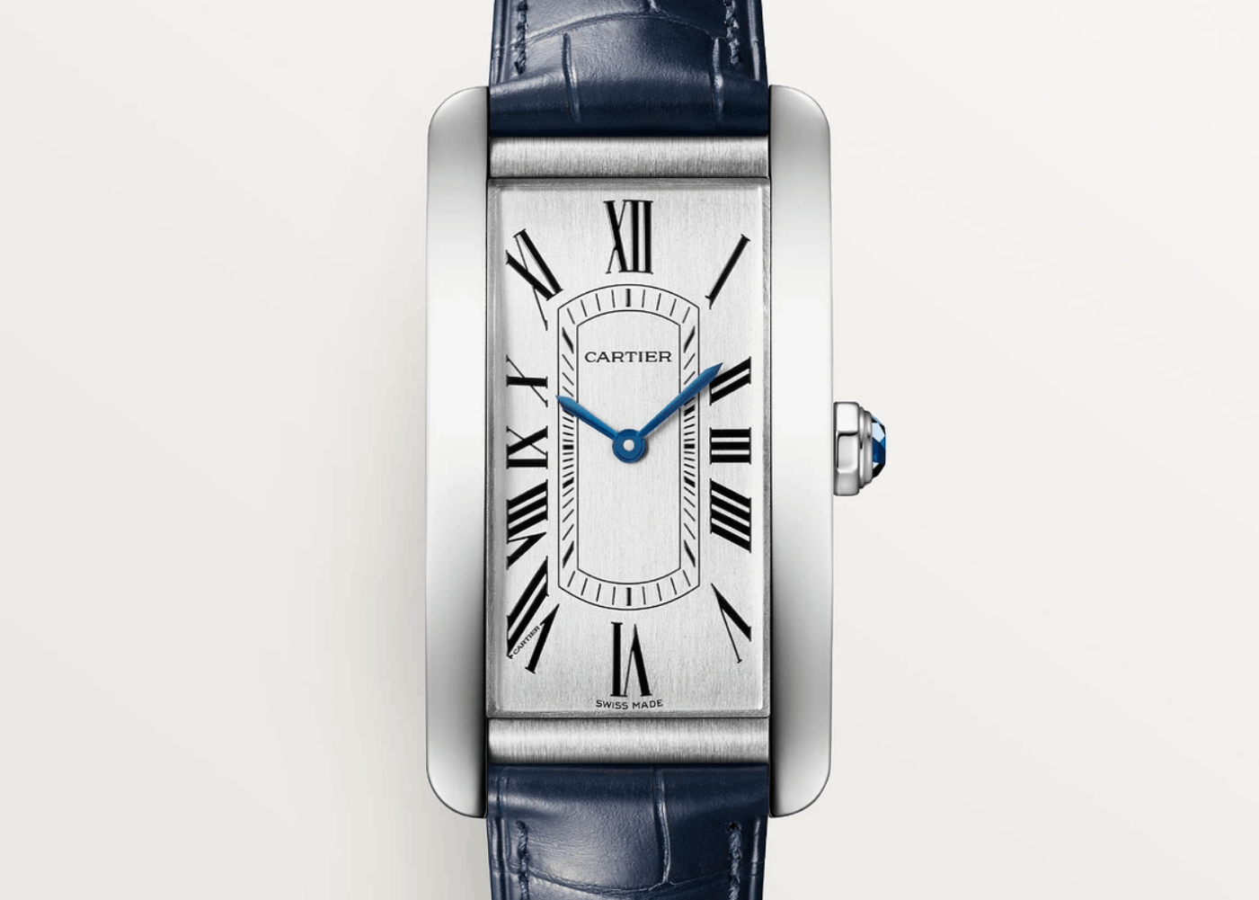 Cartier Tank Americaine mit silbernem Zifferblatt am blauen Lederarmband vor weißem Hintergrund