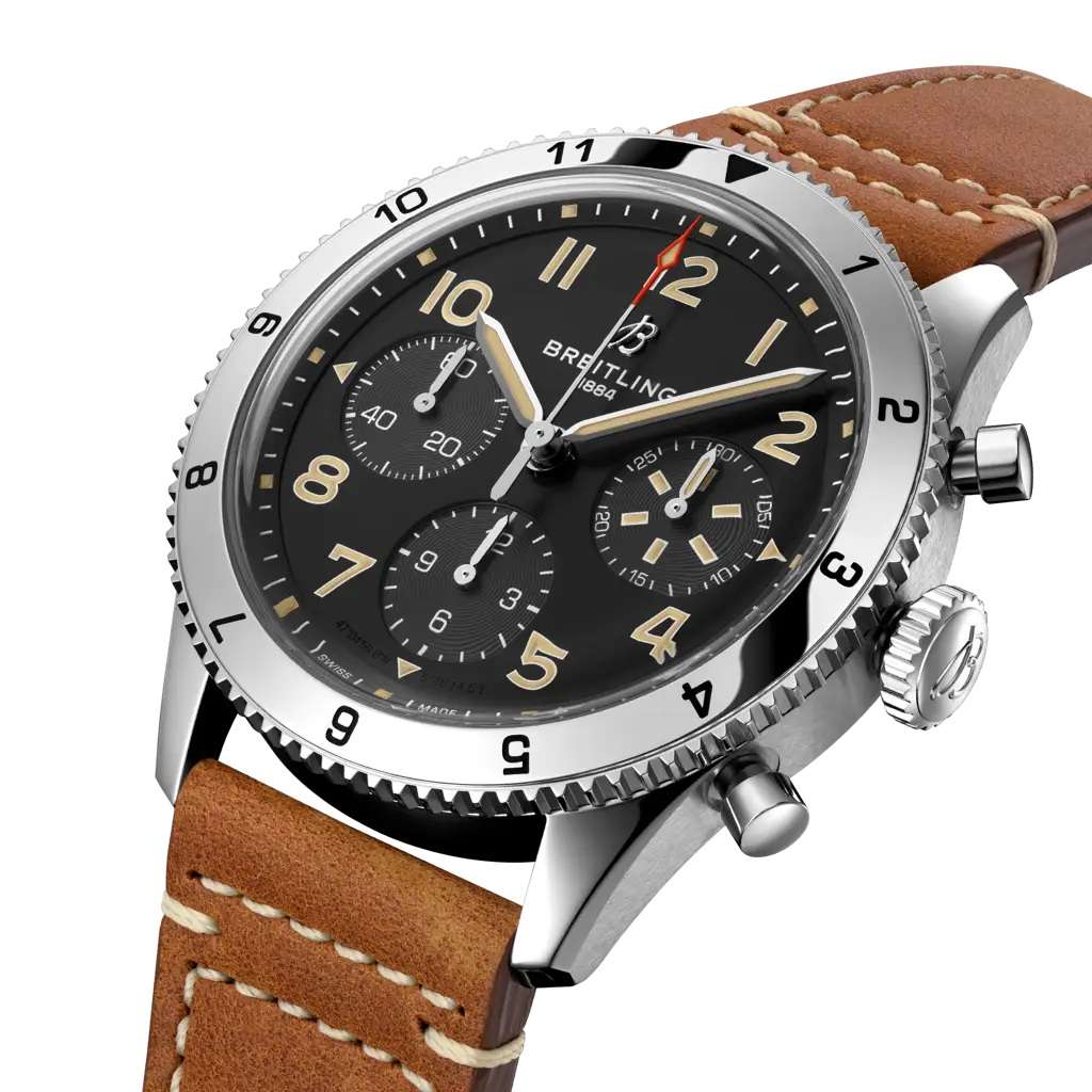 Nahaufnahme der Breitling Classic Avi Chronograph 42 P-51 Mustang mit schwarzem Zifferblatt und braunem Lederarmband abgebildet vor weißem Hintergrund