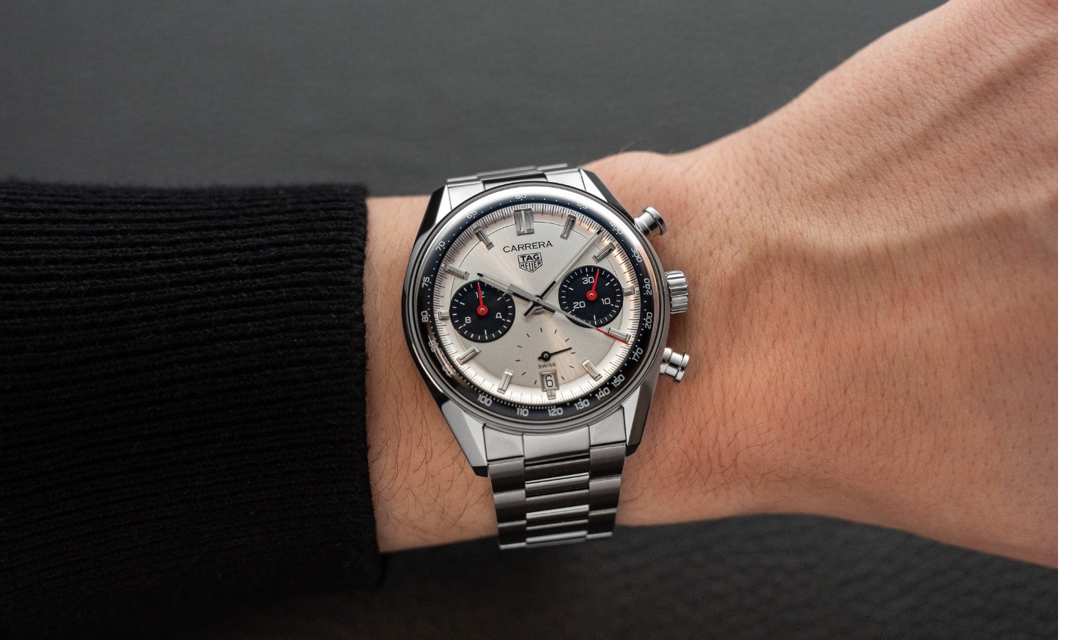 Blick auf den TAG HEUER Carrera Glassbox Panda Chronograph am Handgelenk eines Mannes.