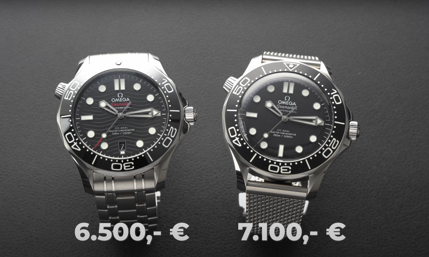 Das alte Modell der OMEGA Seamaster Diver 300M links neben dem neuen OMEGA Seamaster Diver 300M No-Date Modell rechts stehend vor dunkelgrauem Hintergrund