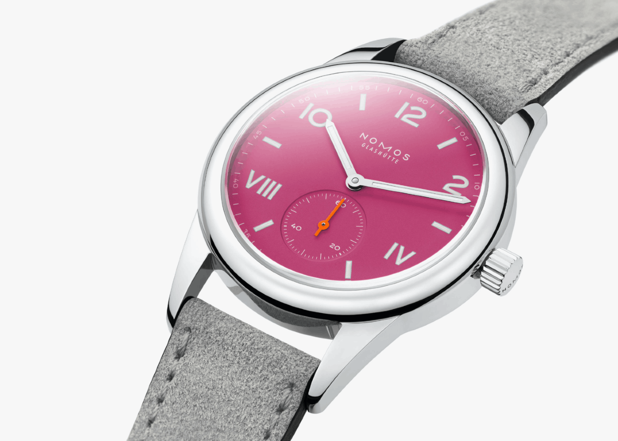 NOMOS Glashütte Club Campus 36 Deep Pink mit pinkem Zifferblatt und grauem Lederarmband vor weißem Hintergrund