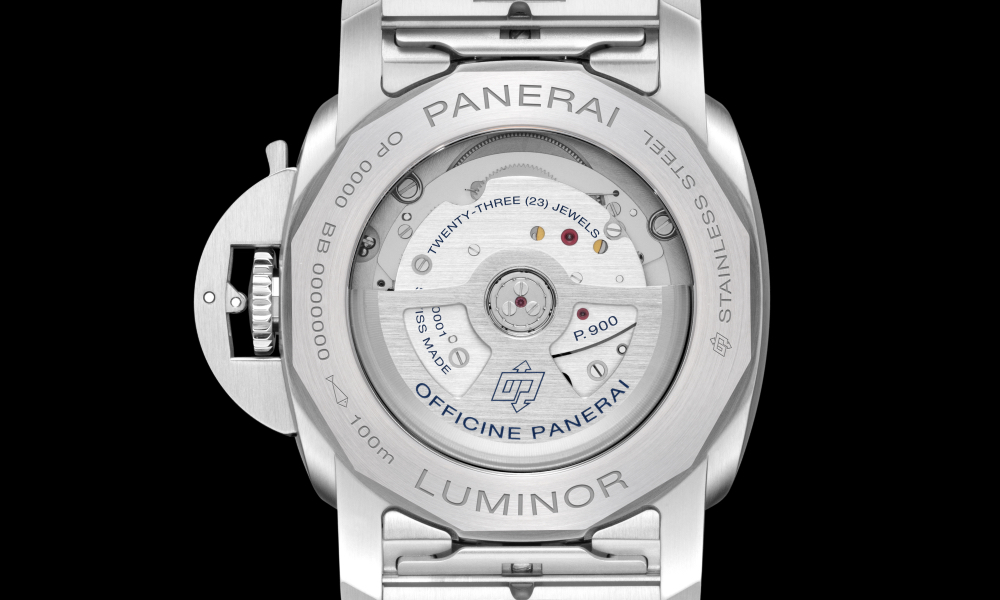 Panerai Luminor Quaranta BiTempo Gehäuseboden auf schwarzem Hintergrund