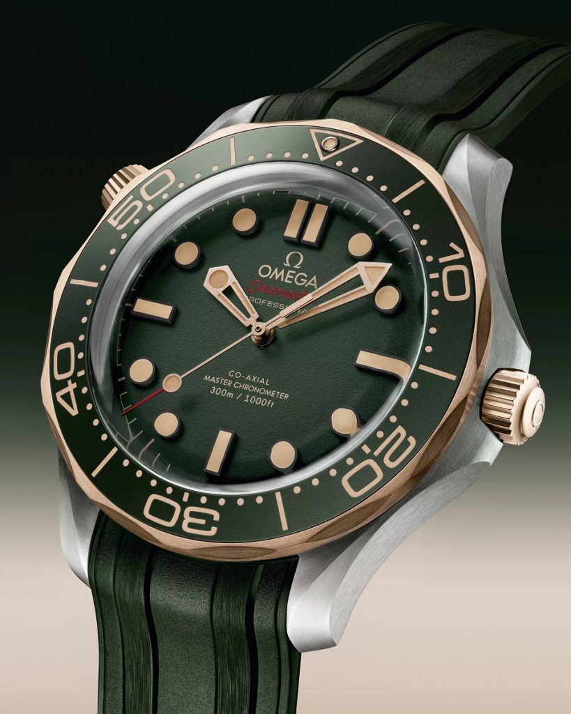 Nahaufnahme der neuen OMEGA Seamaster Diver 300M mit grünem Zifferblatt am Kautschukband.