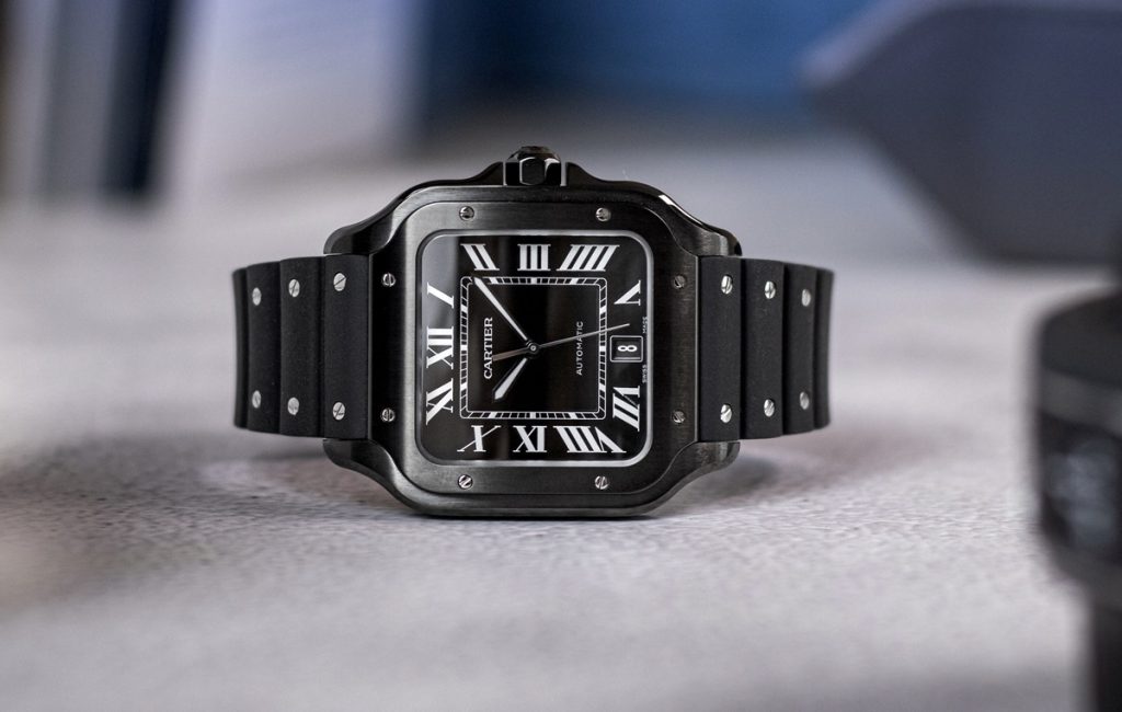 Seitlicher Blick auf die Cartier Santos de Cartier mit DLC-Beschichtung.